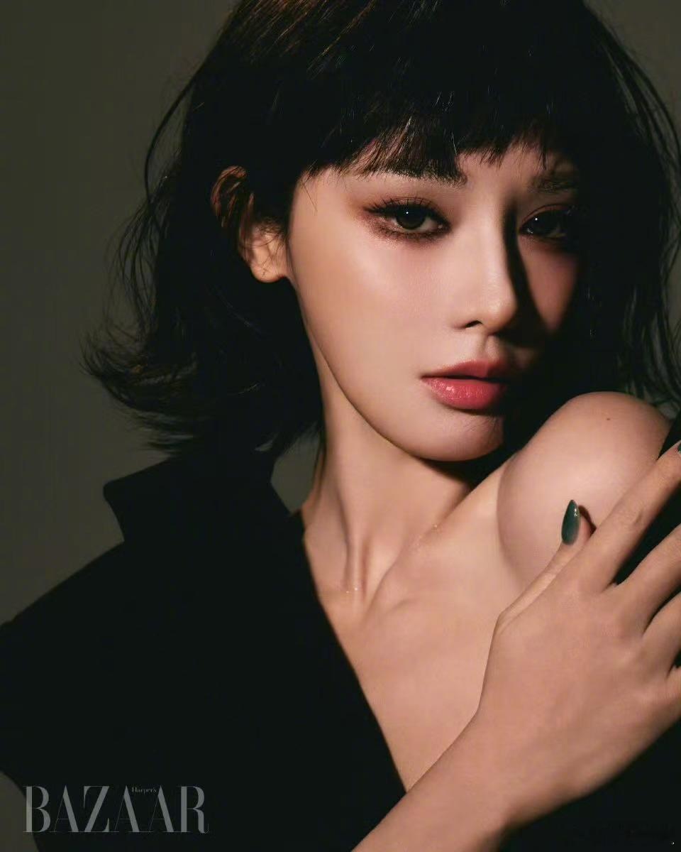 彭小苒越南芭莎新年封 解锁越南芭莎新年封面！从主持人的跨界到如今在镜头前游刃有余