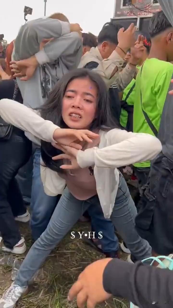 这是什么舞？还是她在吸什么？

看这神情不像是正常人啊，是不是男子给她的烟加了违