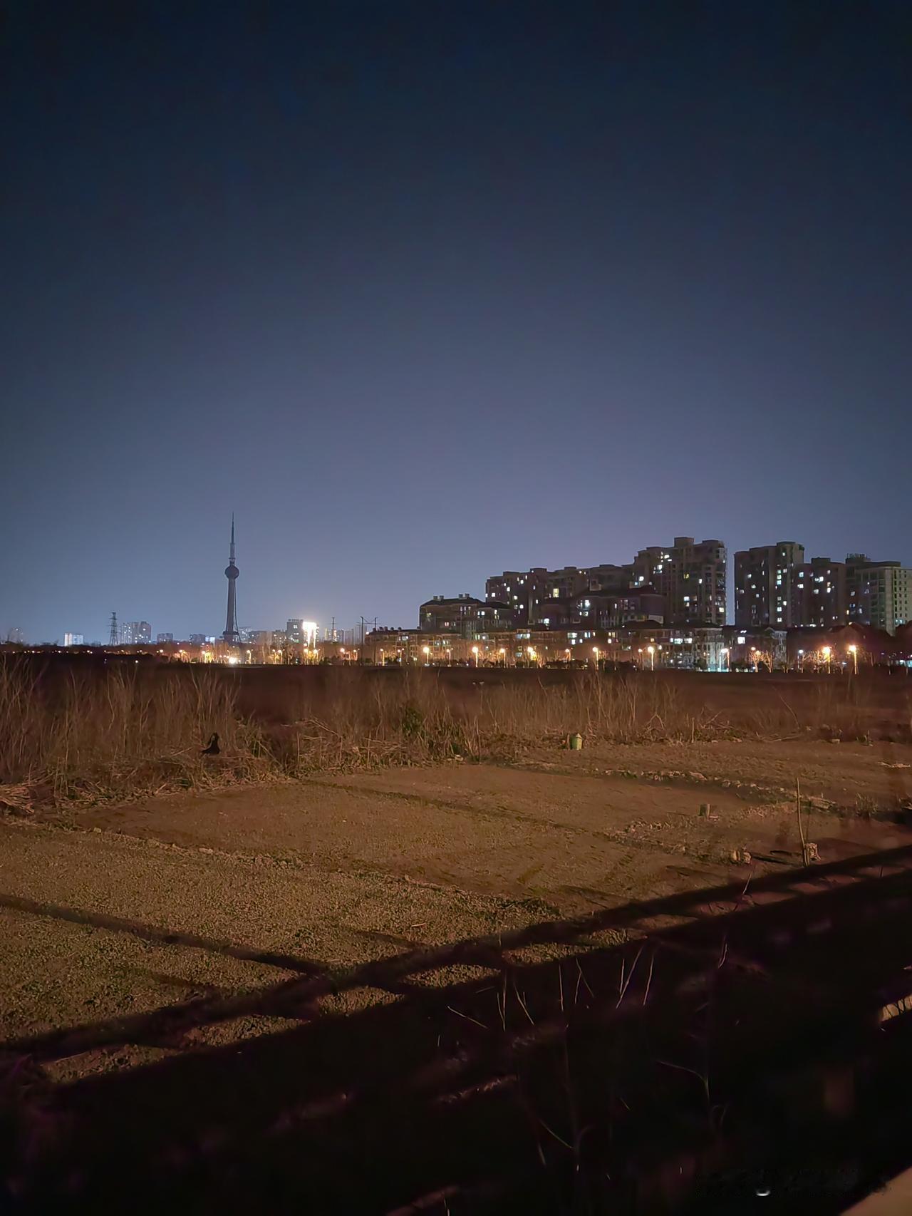 站的这个位置是太极体育馆往理工大学东门去的一个桥上面，从这个地方拍摄龙源湖公园，