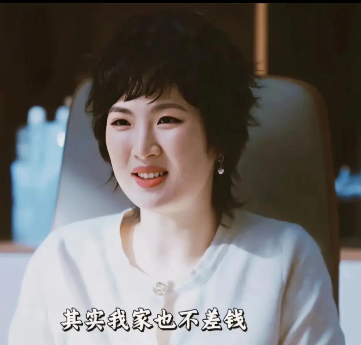 自2021年出道饱受争议后，她没有依赖家族光环，而是扎实打磨演技，现在演技有所提