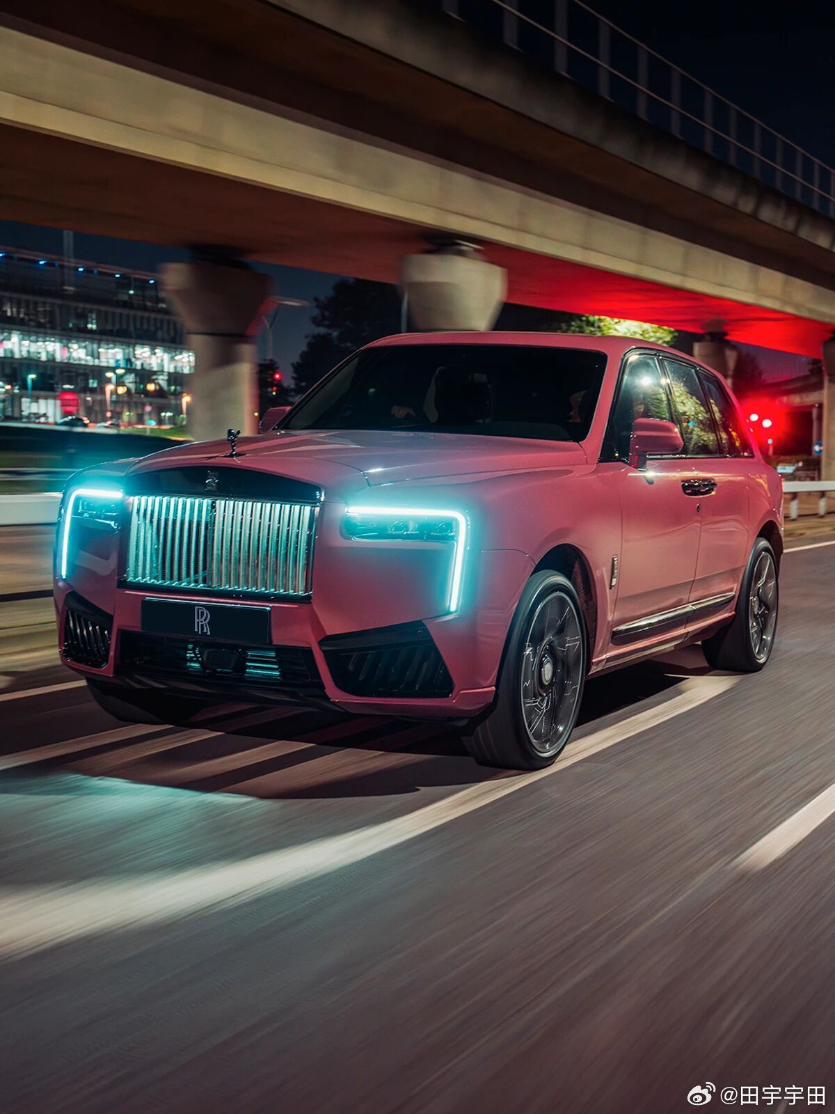 新库里南到现在都没看习惯就是那个泪眼大灯感觉画蛇添足买劳斯莱斯还是轿车吧幻影、古