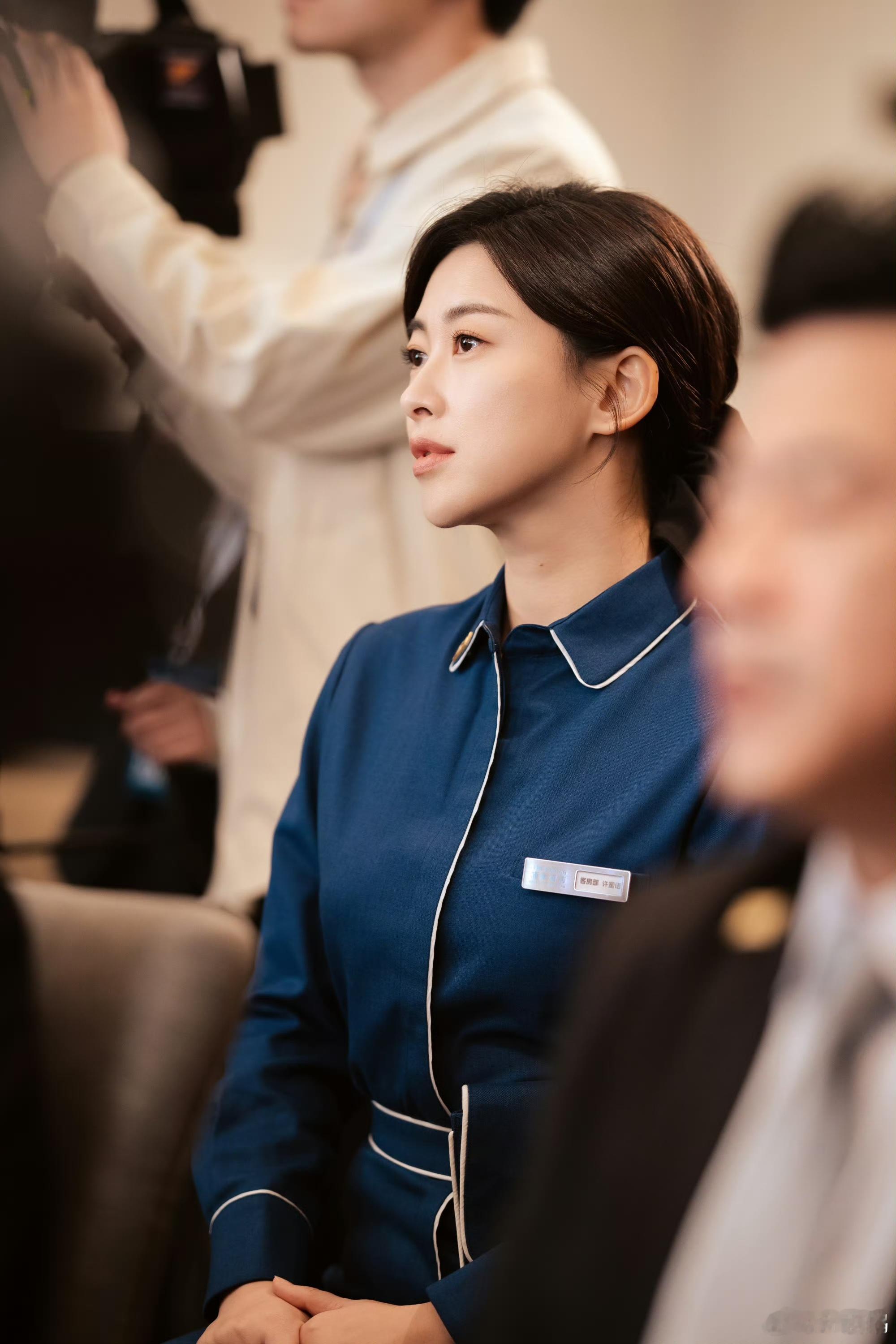 朱珠把保洁服穿出高定感浑然天成的高级感！朱珠不用刻意打扮，穿保洁服都优雅贵气，《