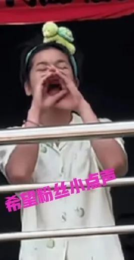 你真的不会相信，这群热情如火的粉丝竟然敢这样！他们居然齐刷刷地聚集在婵宝家门口，