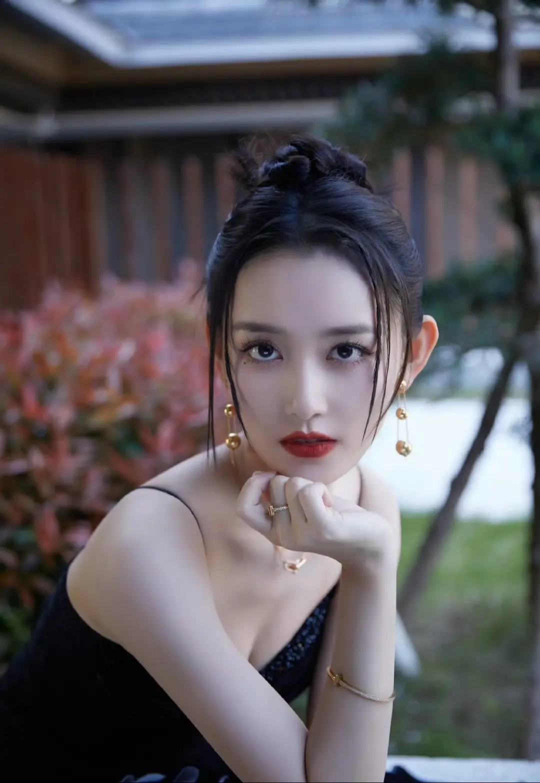 蒋依依。  小孩也长大了