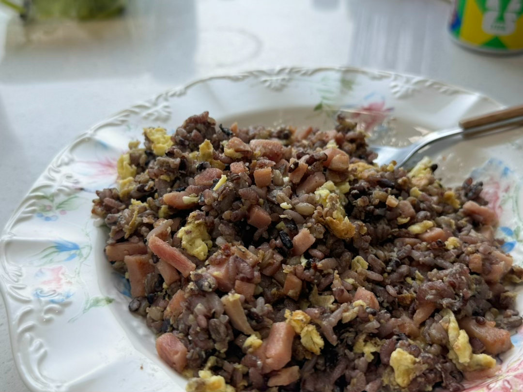 叮咚这个“不发硬”杂粮饭有点太名不虚传了，锅铲子都挥累了还是炒不干。 