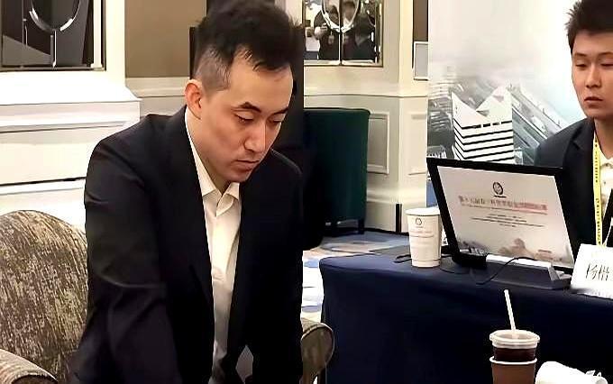 刘宇航黑棋一路压着打，胜率飙到九成，眼看就要把杨楷文按死。结果读秒一响，黑151