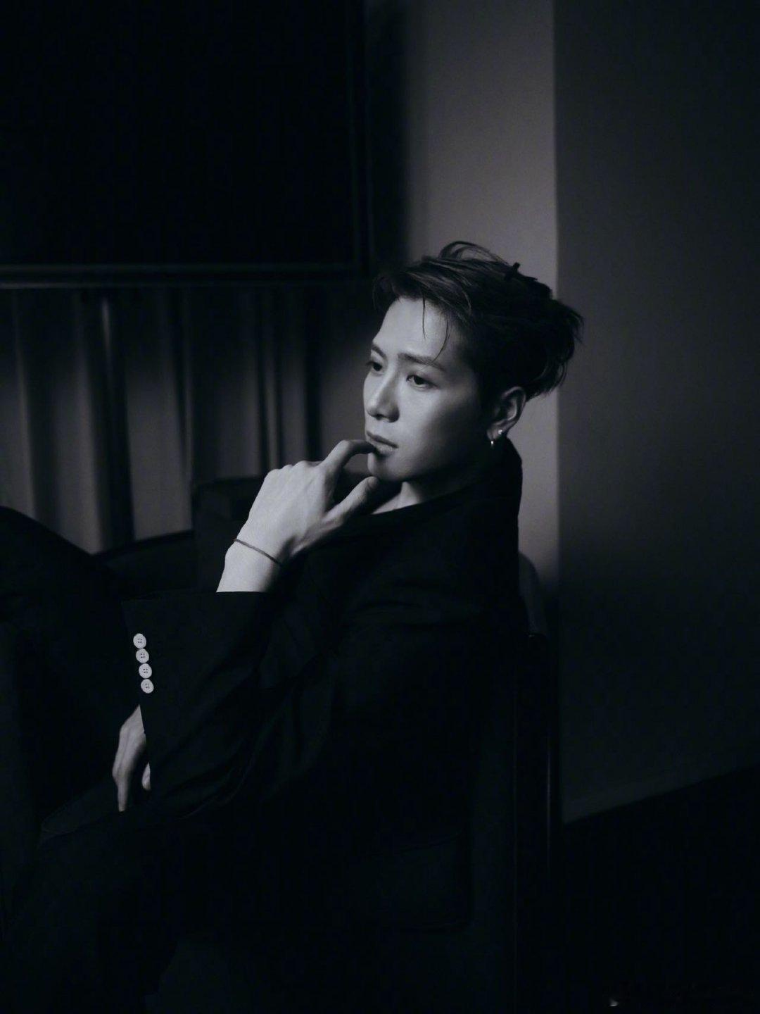 王嘉尔六年后再回湖南跨年 谁懂！是久违的跨年舞台～也是时隔六年再回湖南卫视跨年！