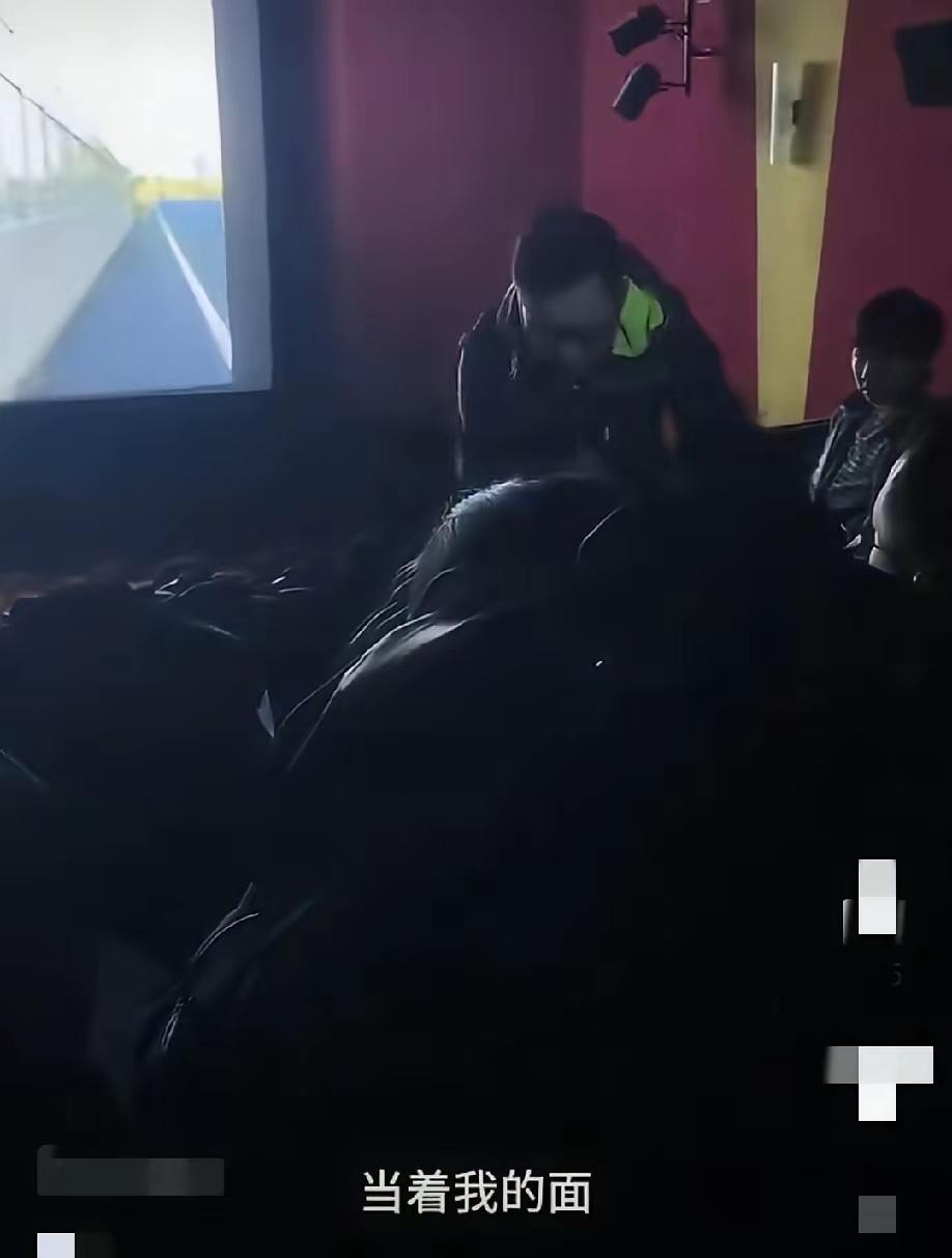 女人玩刺激！当着老公孩子年勾搭第三者，还有脸吗？
   一家三口在电影院看电影，