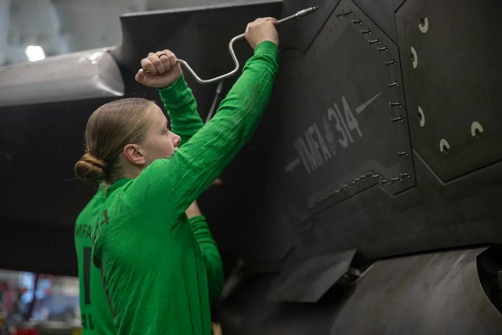 2025年11月27日，太平洋，穿着“绿色”着装美国海军陆战队“修理工”在尼米兹