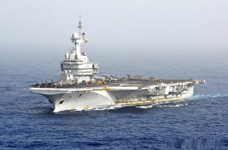 【法国🇫🇷“戴高乐”号航母起火】据法国媒体援引法国海事部门消息报道，正在该国