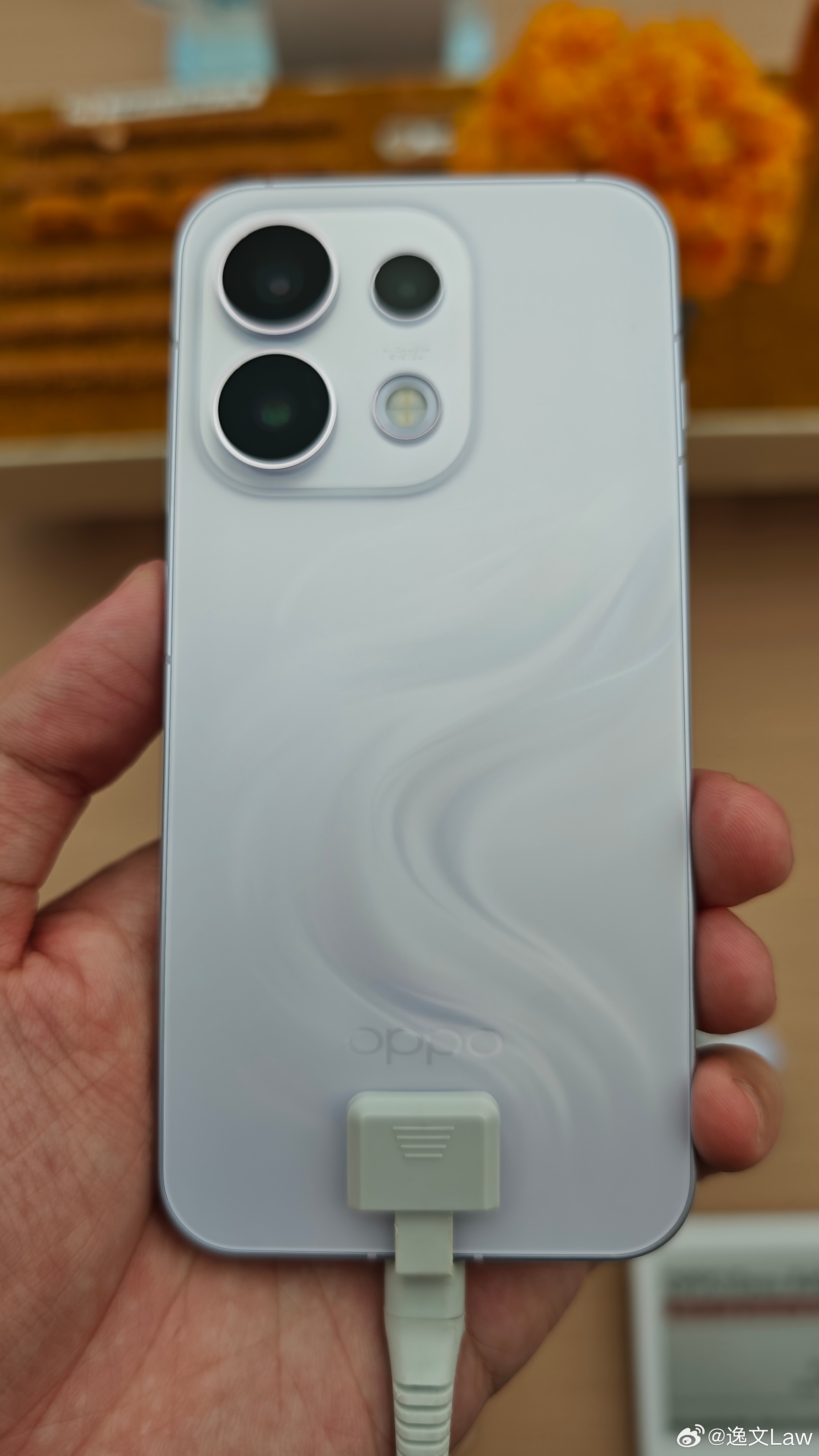 在走了多代畸形的外观设计后，OPPO Reno16 系列终于回归了正常的审美设计