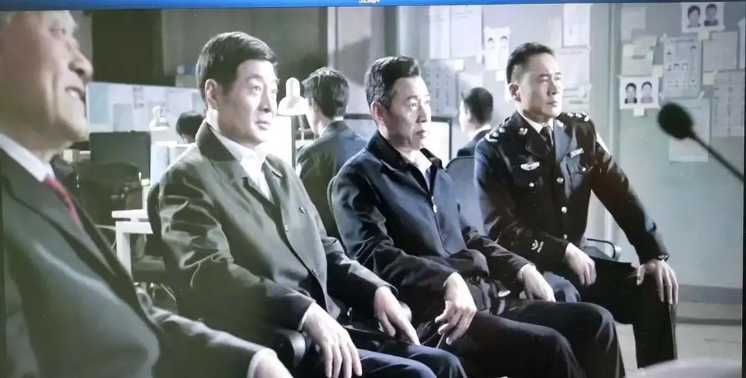 高小琴被审那场戏，镜头扫一圈，李达康不在，这就是信号。
 
现实里，省里查金融窝