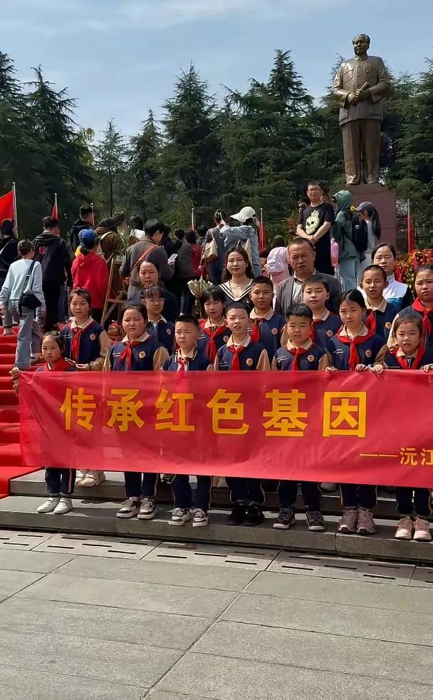 盲目崇拜伟人是否会影响社会的进步应该说是决没有盲目崇拜伟人的，全国人民都是从千里