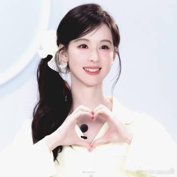 陈都灵抬眸黑切白 看似温婉柔弱自带易碎氛围感，抬眸瞬间气场反转，骨子里藏着冷静与