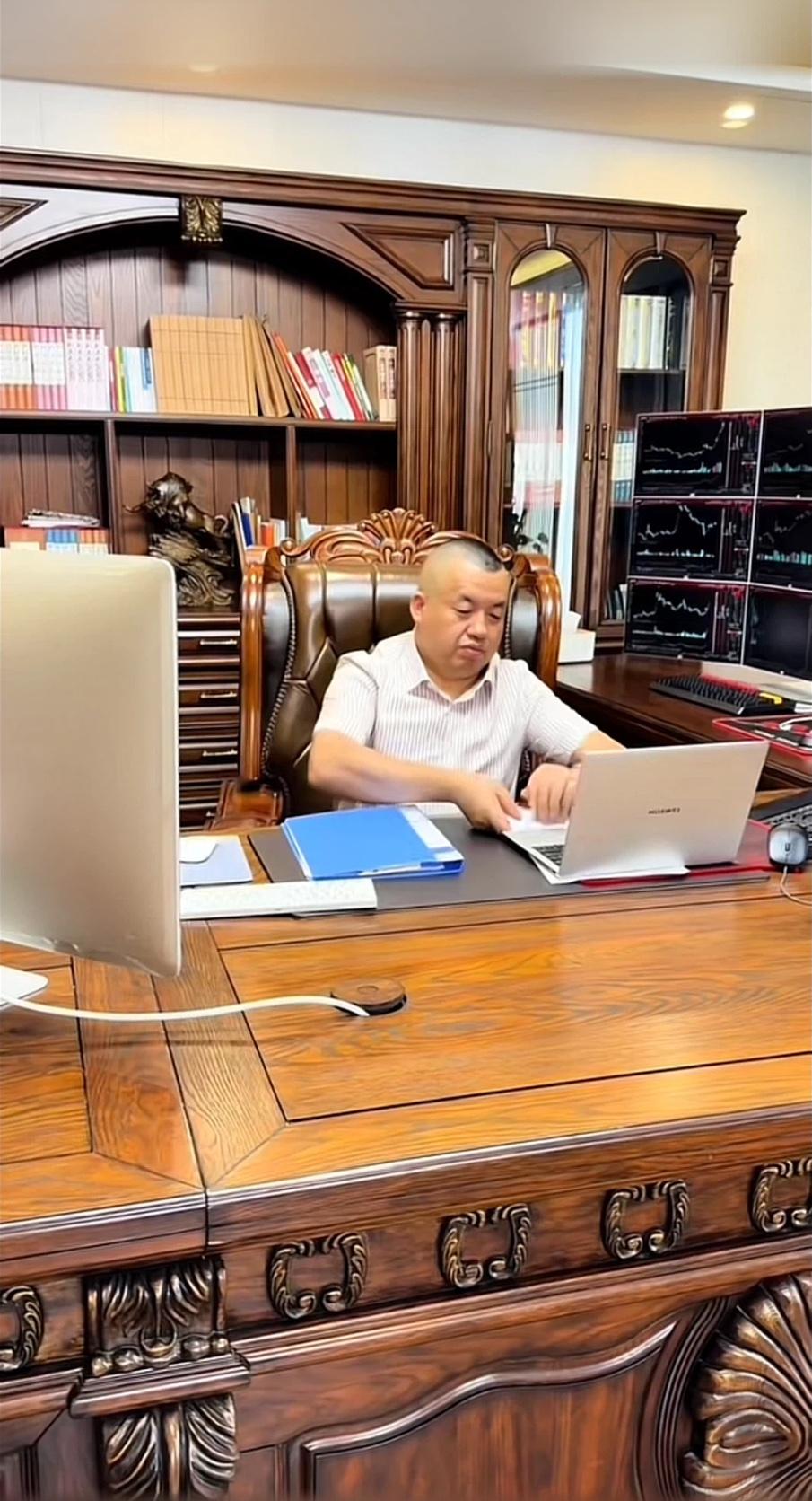北京坤哥太拽了，他在自己的董事长办公室装了一套8联股票大屏，视觉效果炫酷又震撼。