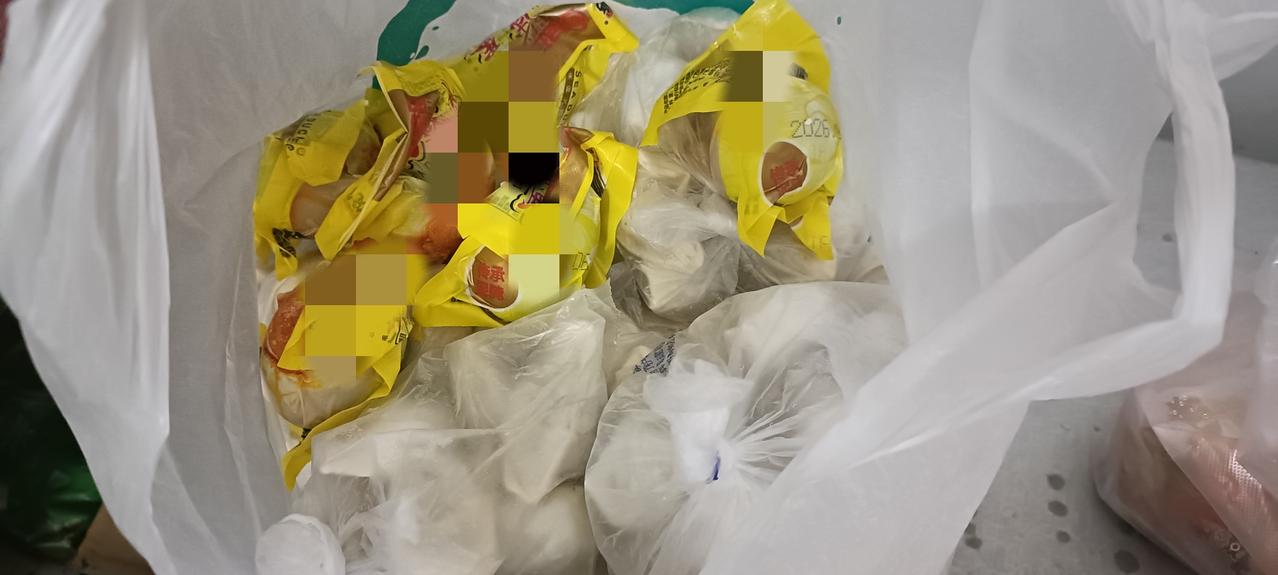 义工崔姐一直很心疼我长期吃快餐面，今天中午给我带来一大包自己包的饺子，还有一些咸