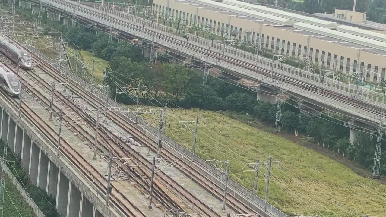 在徐州东站捕捉到龙凤呈祥尾灯，没想到又邂逅一辆同款列车！两列复兴号风驰电掣般南下