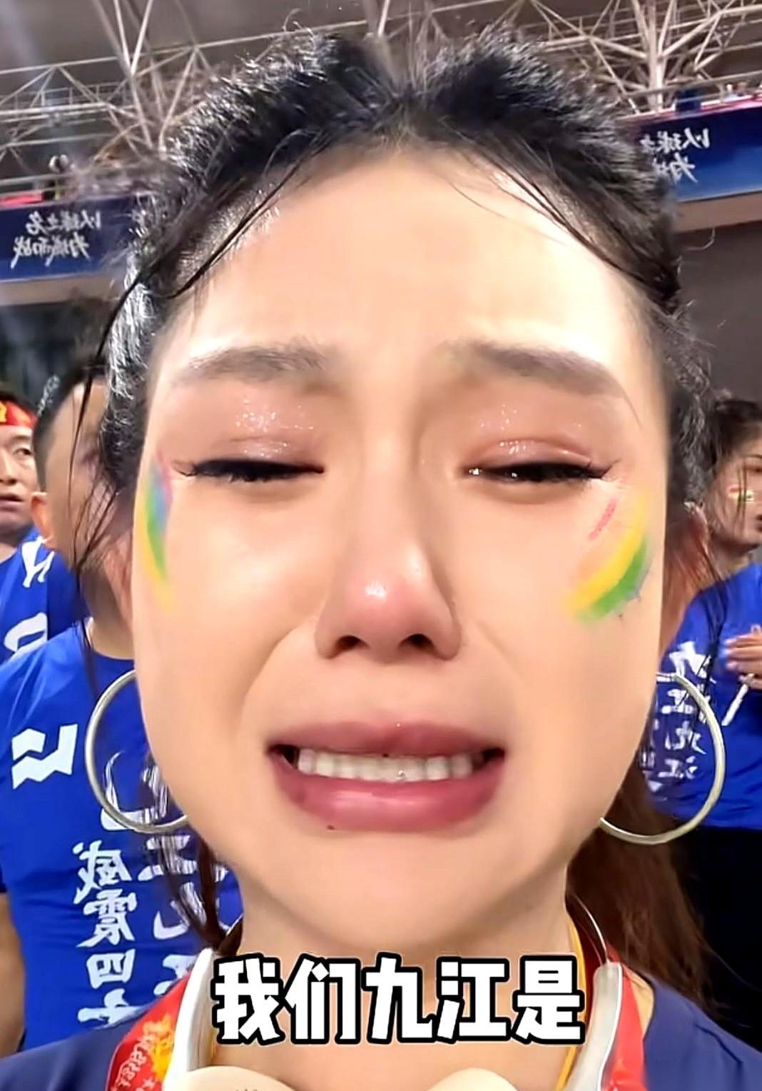 一场叫“友谊赛”的球赛，主角是江苏连云港队和江西九江队。
终场哨响，比分牌上的数