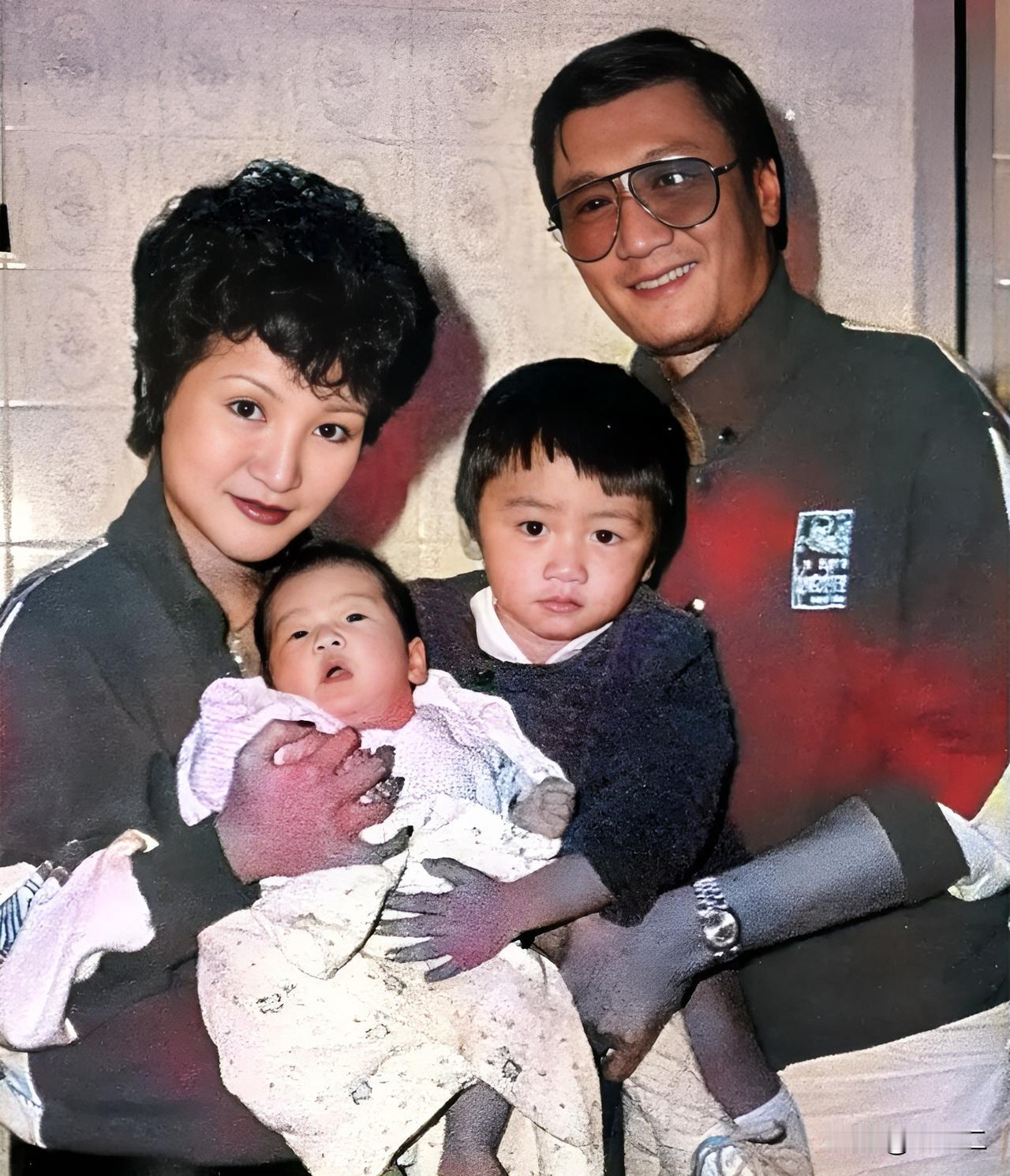八十年代初，谢贤凭借《千王之王》走红，家底丰厚，为贴合角色常去澳门赌场，慢慢染上