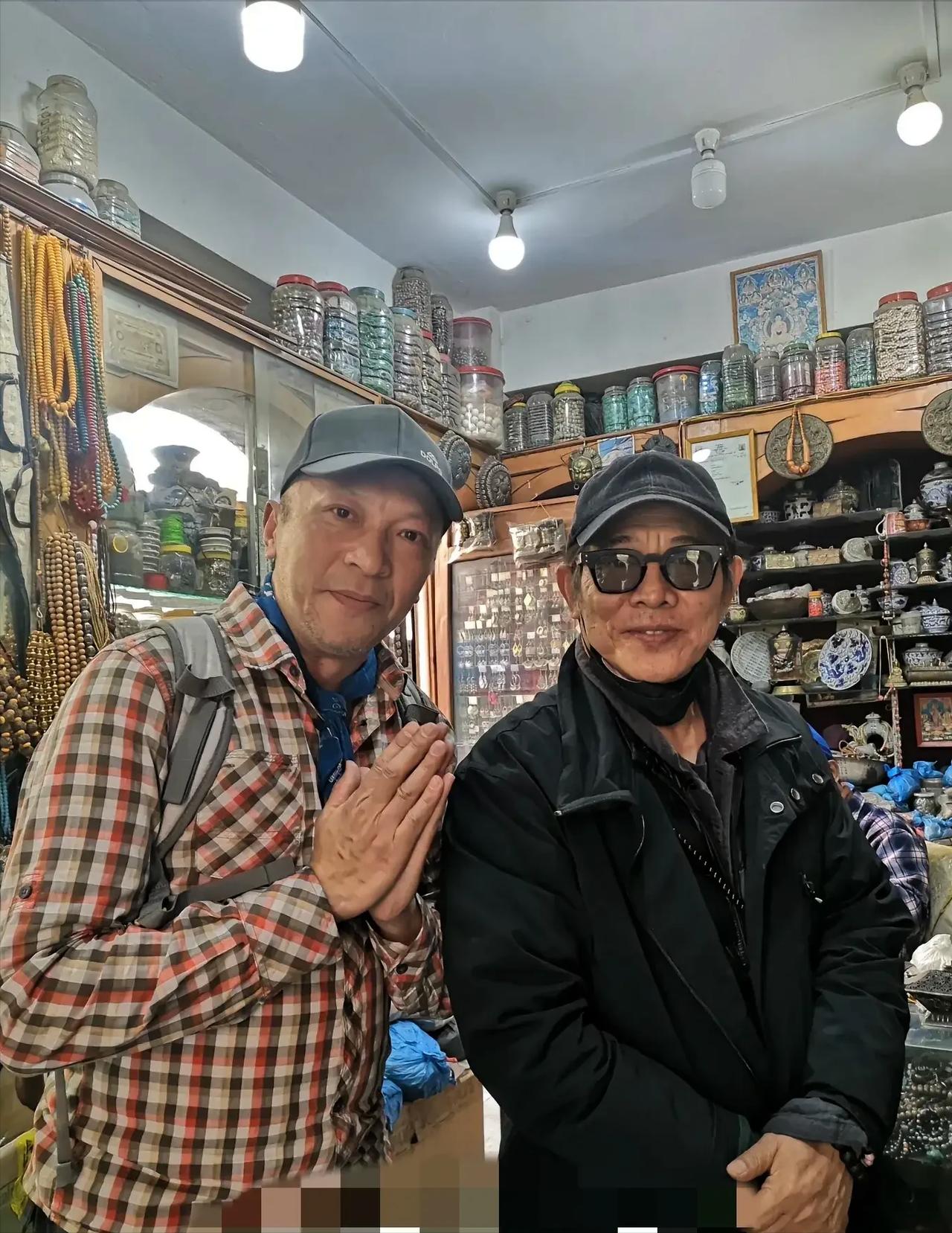 大年初一，李连杰在尼泊尔一家文玩店被粉丝偶遇！合影时面带微笑亲和力十足，只是满脸