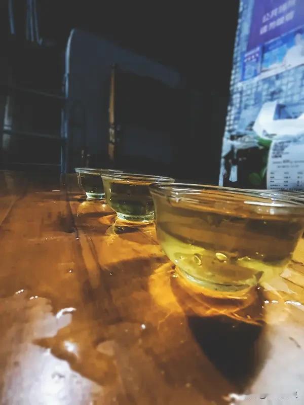 对联讲究对仗，
也求意境相符。
“有茶有酒有兄弟”上联出，
网上热议开锅。
有人