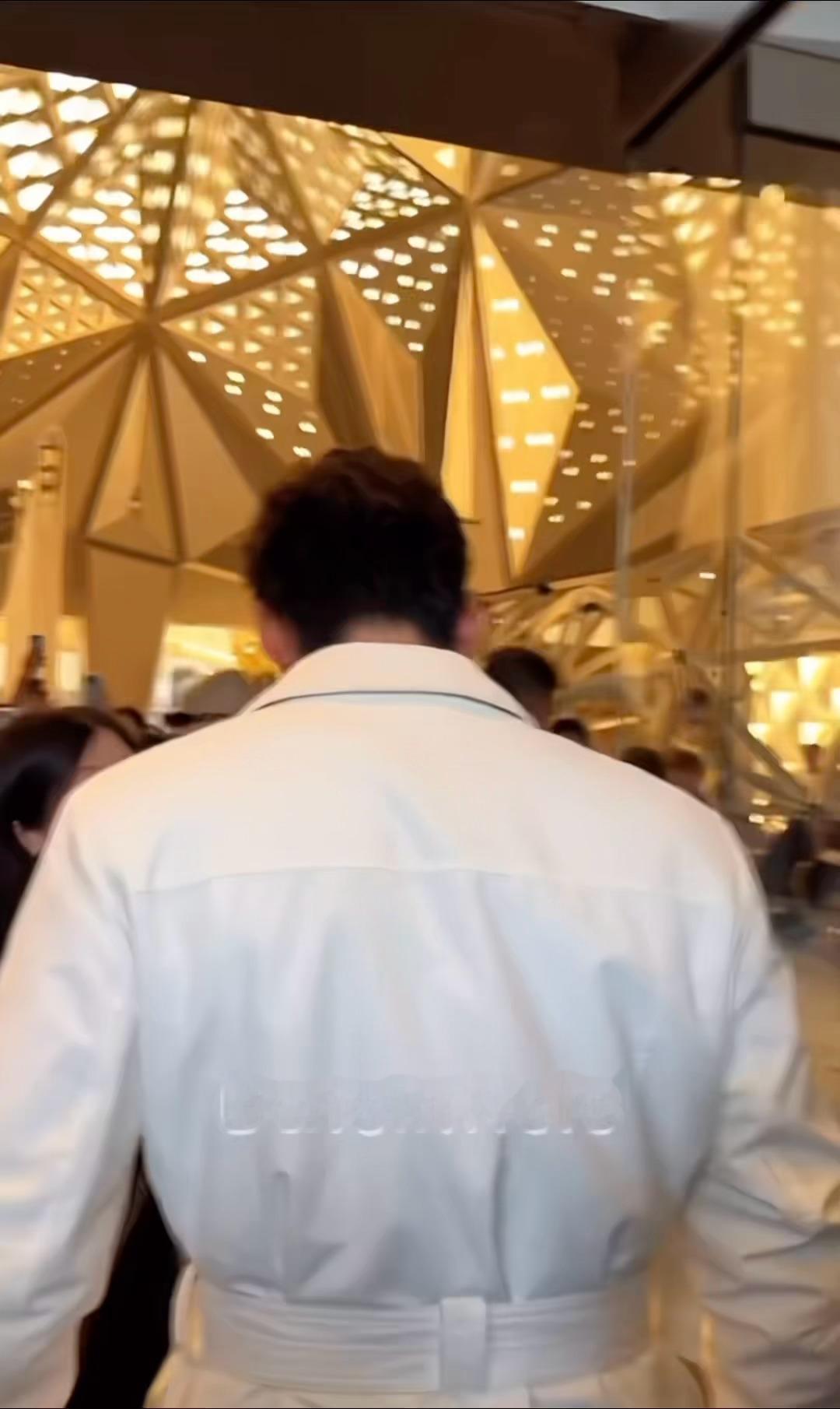 于适老钱风穿搭你的肩膀是我豁达的天堂。。。 ​​​