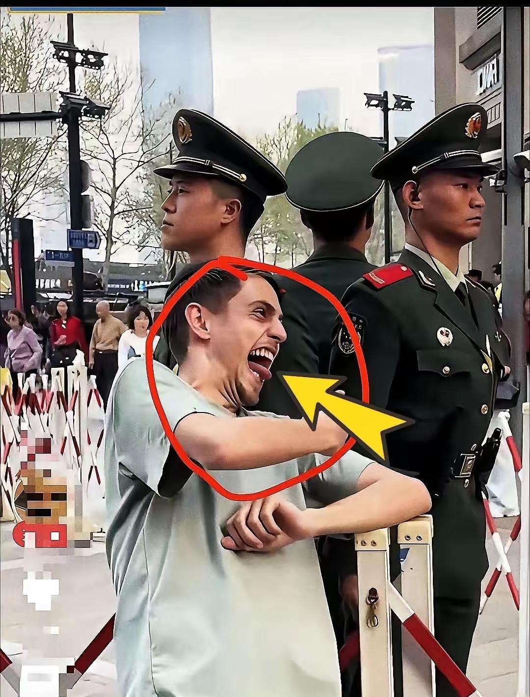 最近网上流传一段画面，看得人火大。

网传在上海街边，一名印度男子对着站岗执勤的