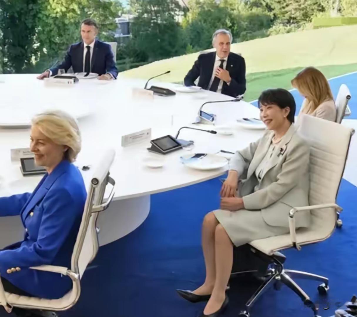 有些圈子真的没办法强融进去:G7峰会上高市早苗无聊的转椅子
七国峰会目前已经落下