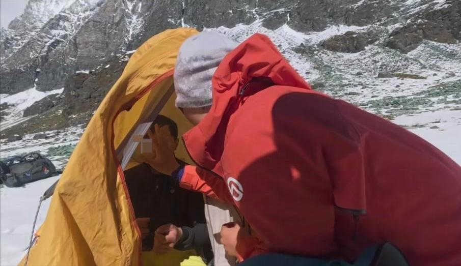 21岁的广西小伙子，在稻城亚丁登山时遇到4500米的高原反应，在获救下撤途中不幸