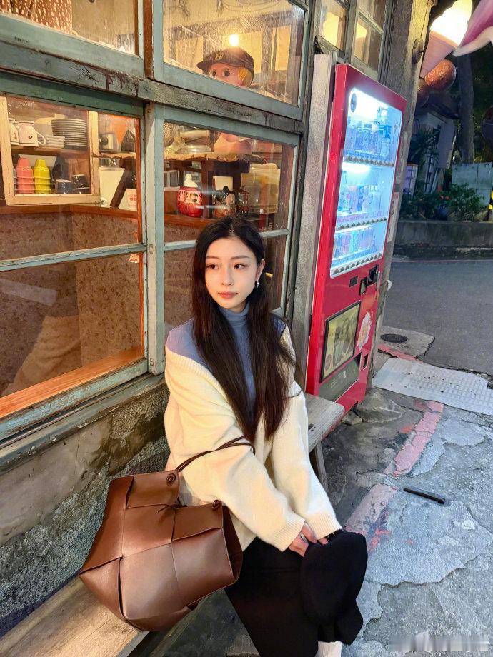 偶遇王承渲在咖啡店打工 王承渲在澳洲咖啡店打工被偶遇，曾经的选秀女孩，现在过着普