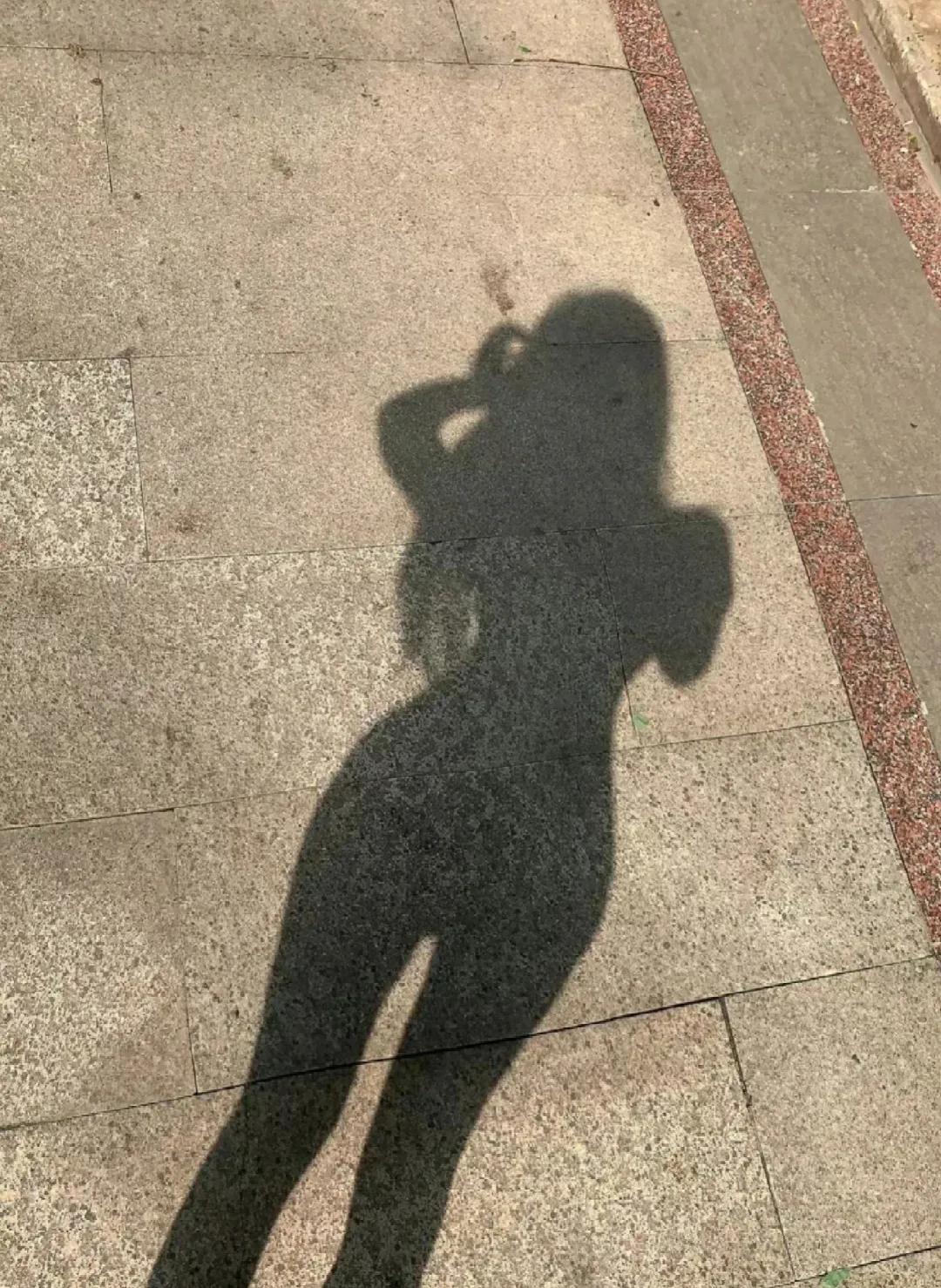 身材靓不靓从影子就能看出来