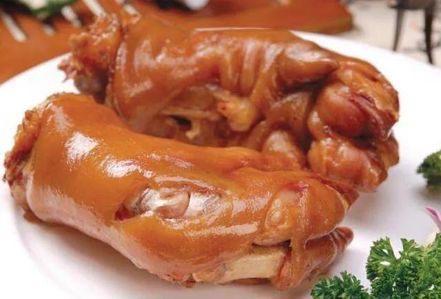 吃猪蹄在一定程度上对美容有帮助，原因主要有以下几点：
 
- 补充胶原蛋白：猪蹄