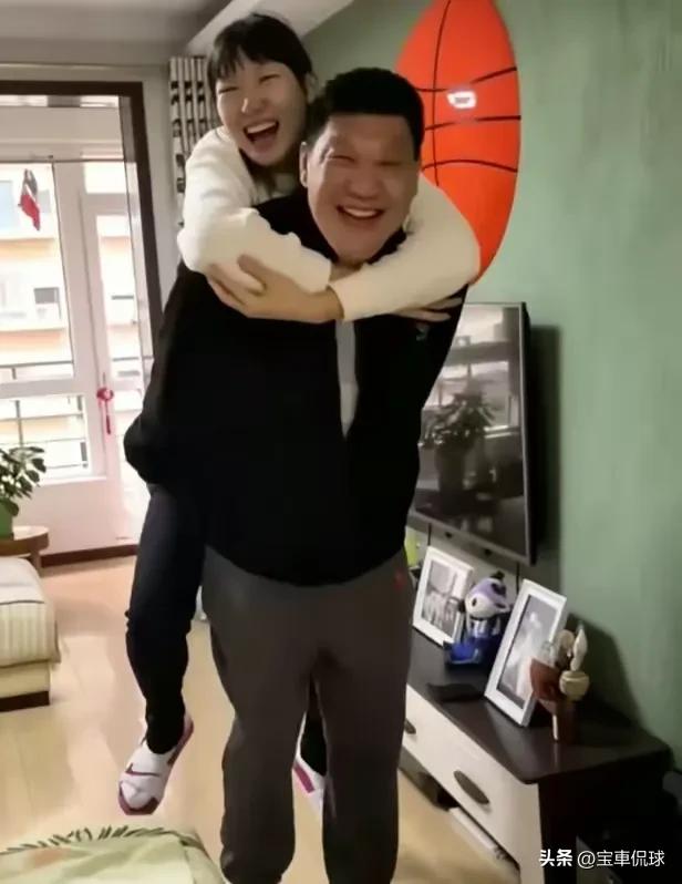 谁家的孩子在父母心中都是个孩子，可以肆无忌惮的撒娇！哪怕韩旭这样，是世界女篮赛场