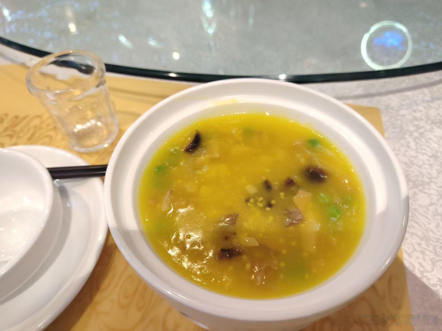 2025年12月31日跨年夜，与亲人一起吃晚餐，遥控器换台看看跨年睌会，坚持不到