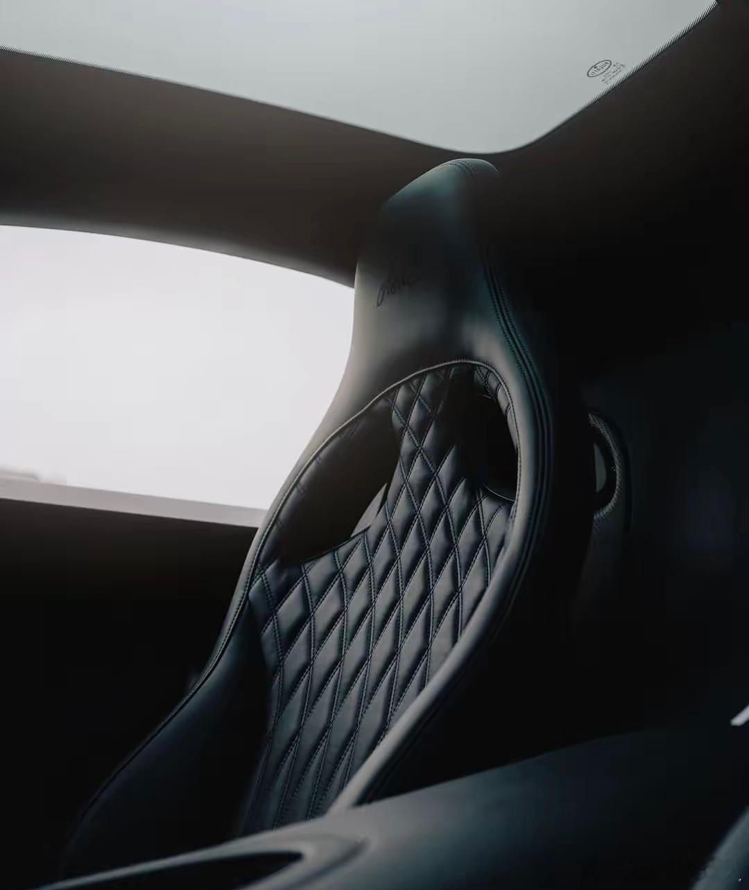 罕见的布加迪 Chiron “Noire” 全球限量20辆，真心实意喜欢。 ​​