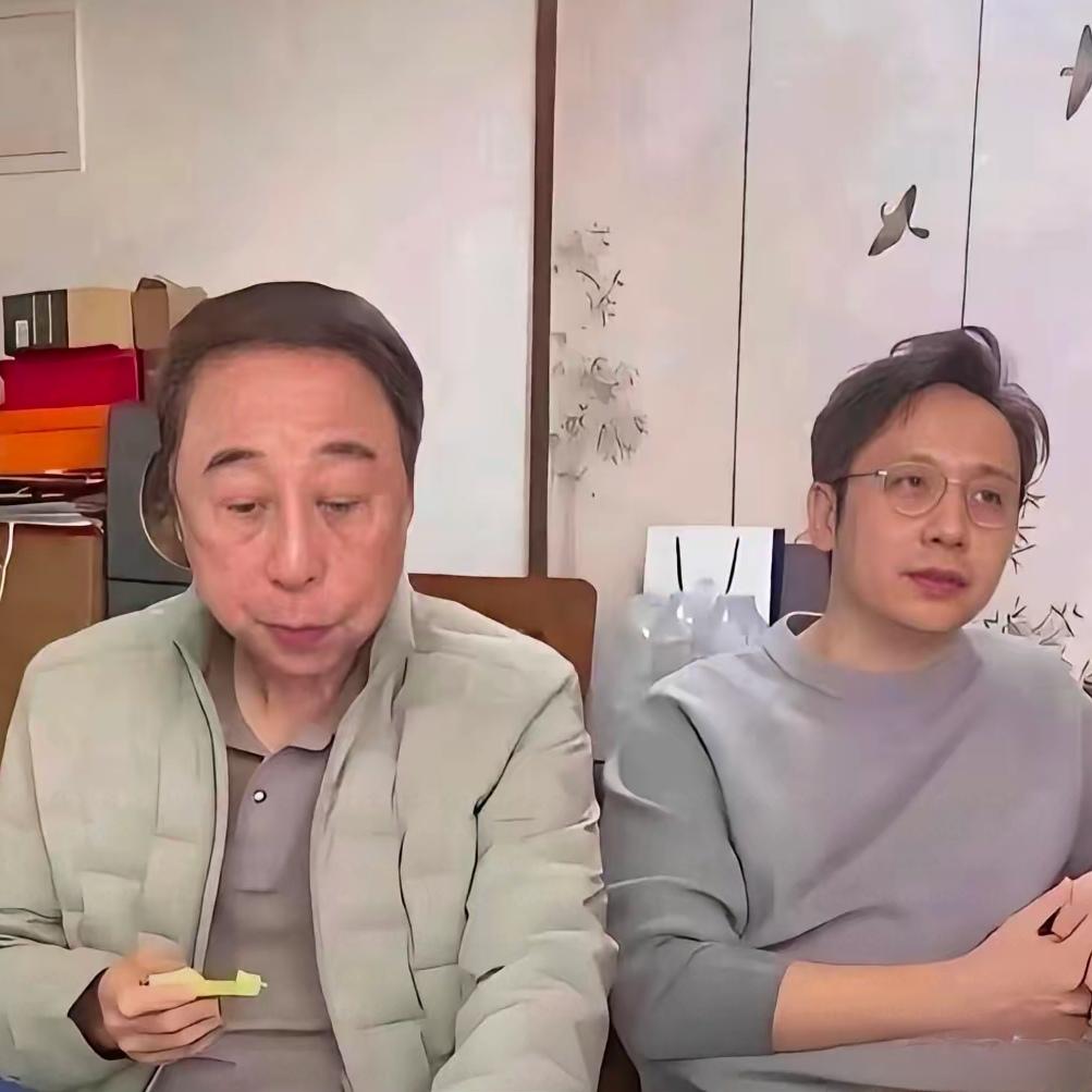 冯巩的儿子冯开诚42岁还没有结婚。冯开诚自幼喜欢象棋，拿过少儿象棋奖项，从小学习