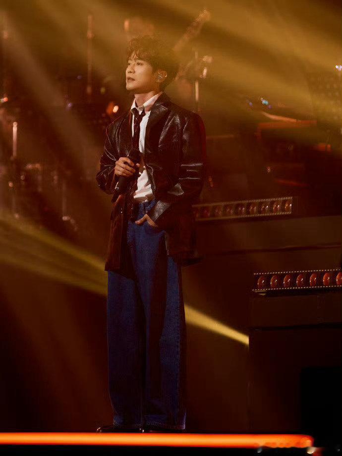 张栋梁好适合变态赛道湖南卫视背后张栋梁张栋梁演变态的时候，眼神里的狠劲和脆弱感并