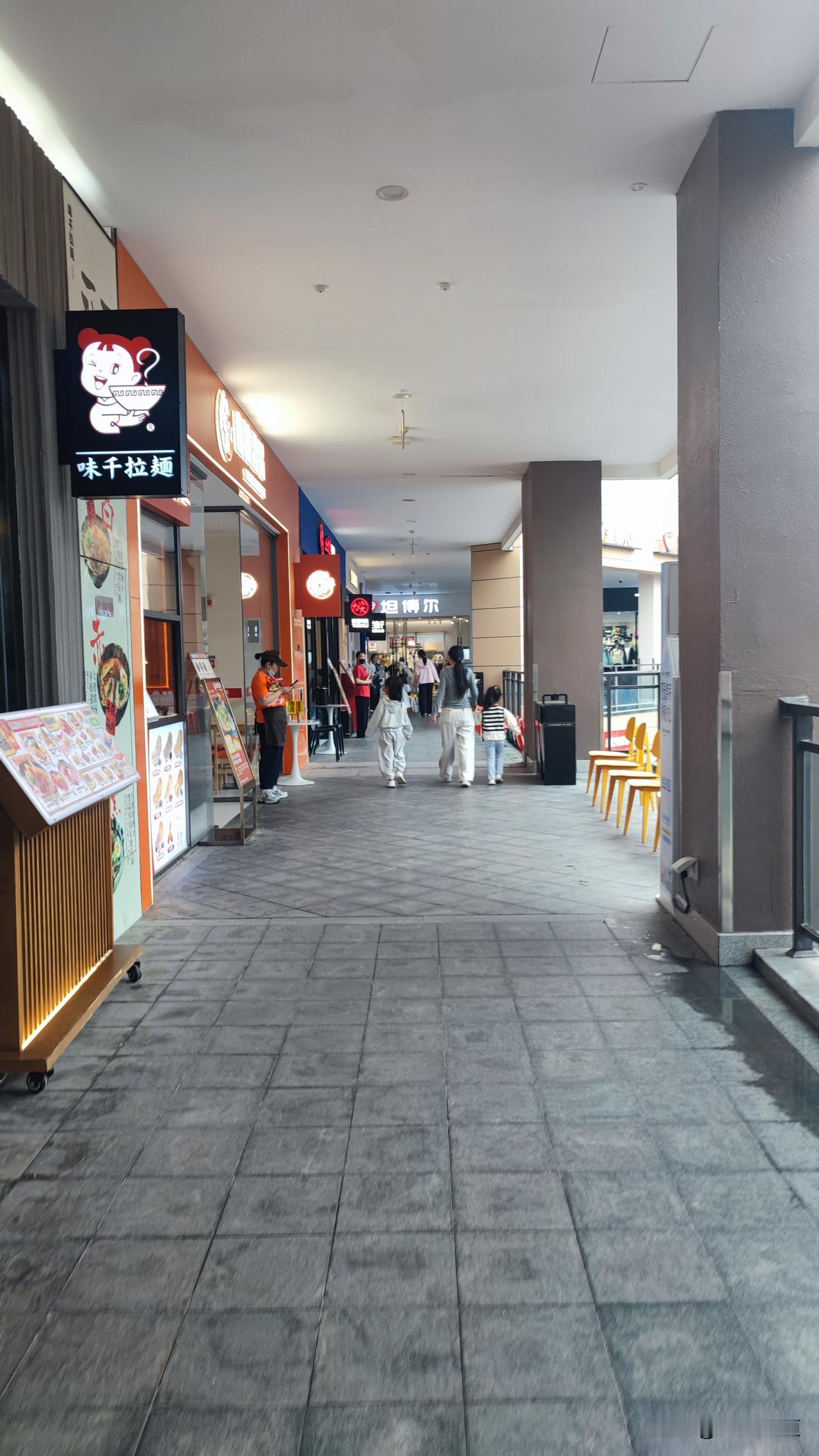 在等车时，看到有几个人乘坐郑开城际公交，而不知道还有公交可以到达开封。