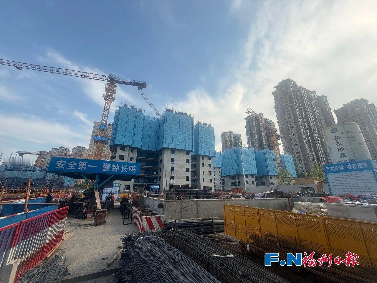 台江宝龙旁的宁锦新苑主体结构施工已基本完成基础部分，室内粗装修也已同步介入。预计