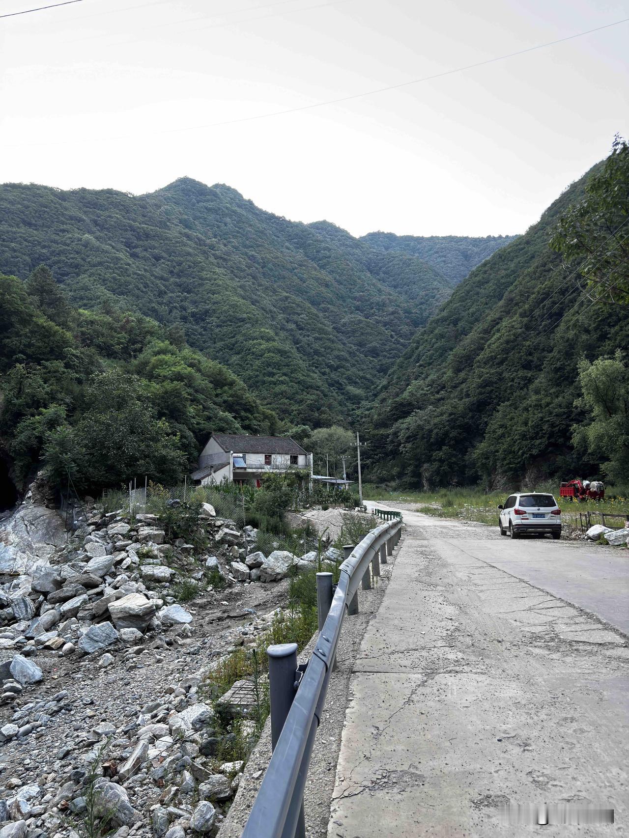 蓝田红门寺这俩山洞，图二是刘家洞口，图三是红旗洞，夏天来这里玩的人比较多，不过大