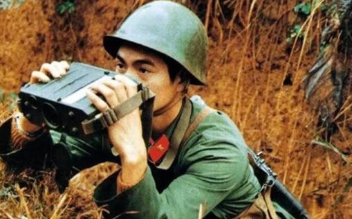 1986年，趁着大雾弥漫，我军两名勇士摸到越军鼻子底下布雷，谁知雷还没布完，雾却