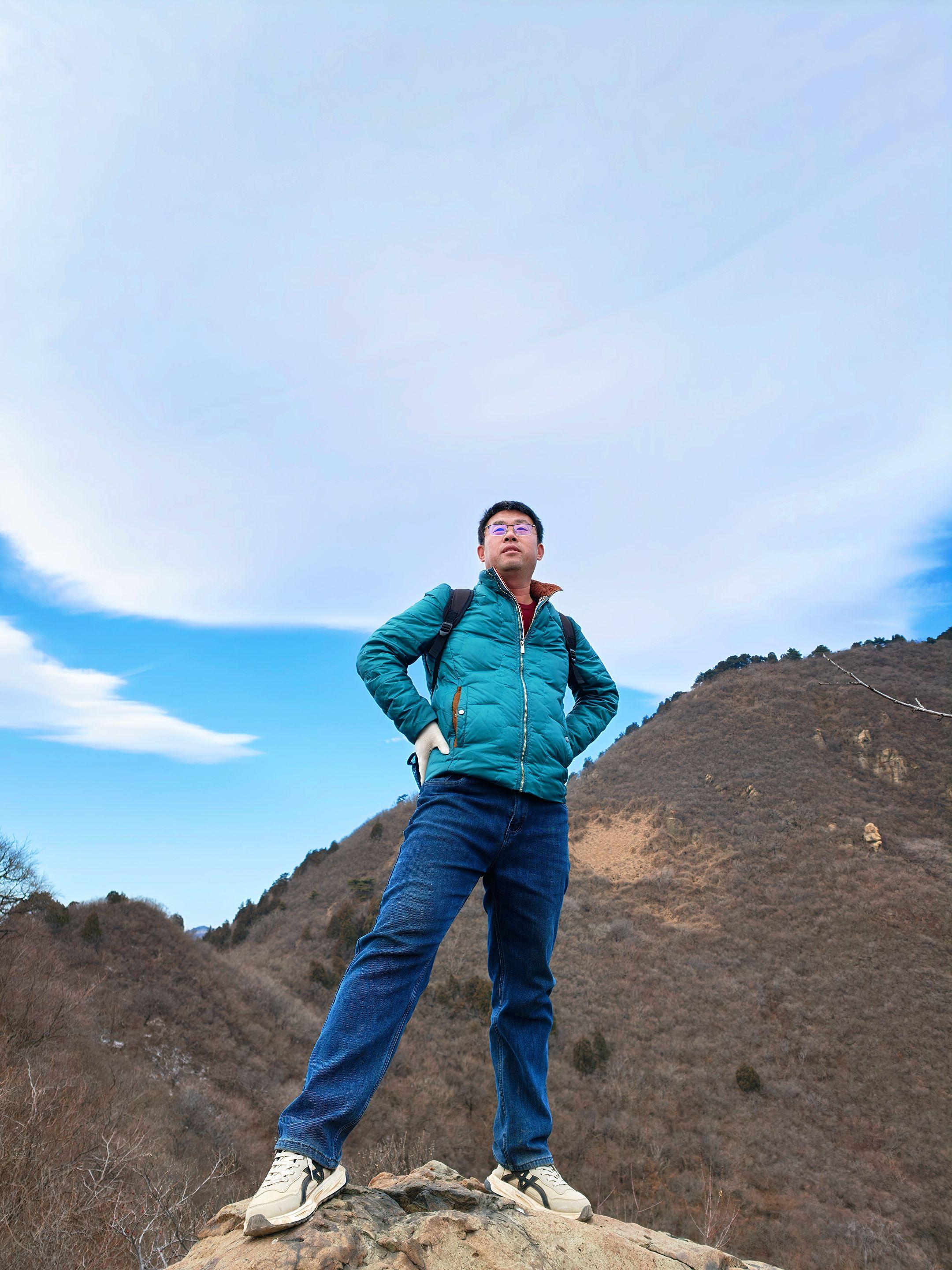 爬山是种病，还上瘾 力气被山一寸寸抽空时，心里反而像被洗过——那些缠在...