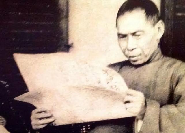 1925年，27岁露兰春伺候完57岁的黄金荣，便泛起恶心去洗手间干呕，擦完嘴巴，