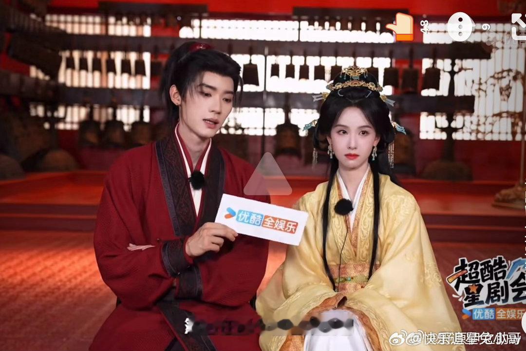 周翊然又给官配上分了不知道算不算双标糖 上一部戏的吻戏还叫吻戏 一条过 和嘟的吻