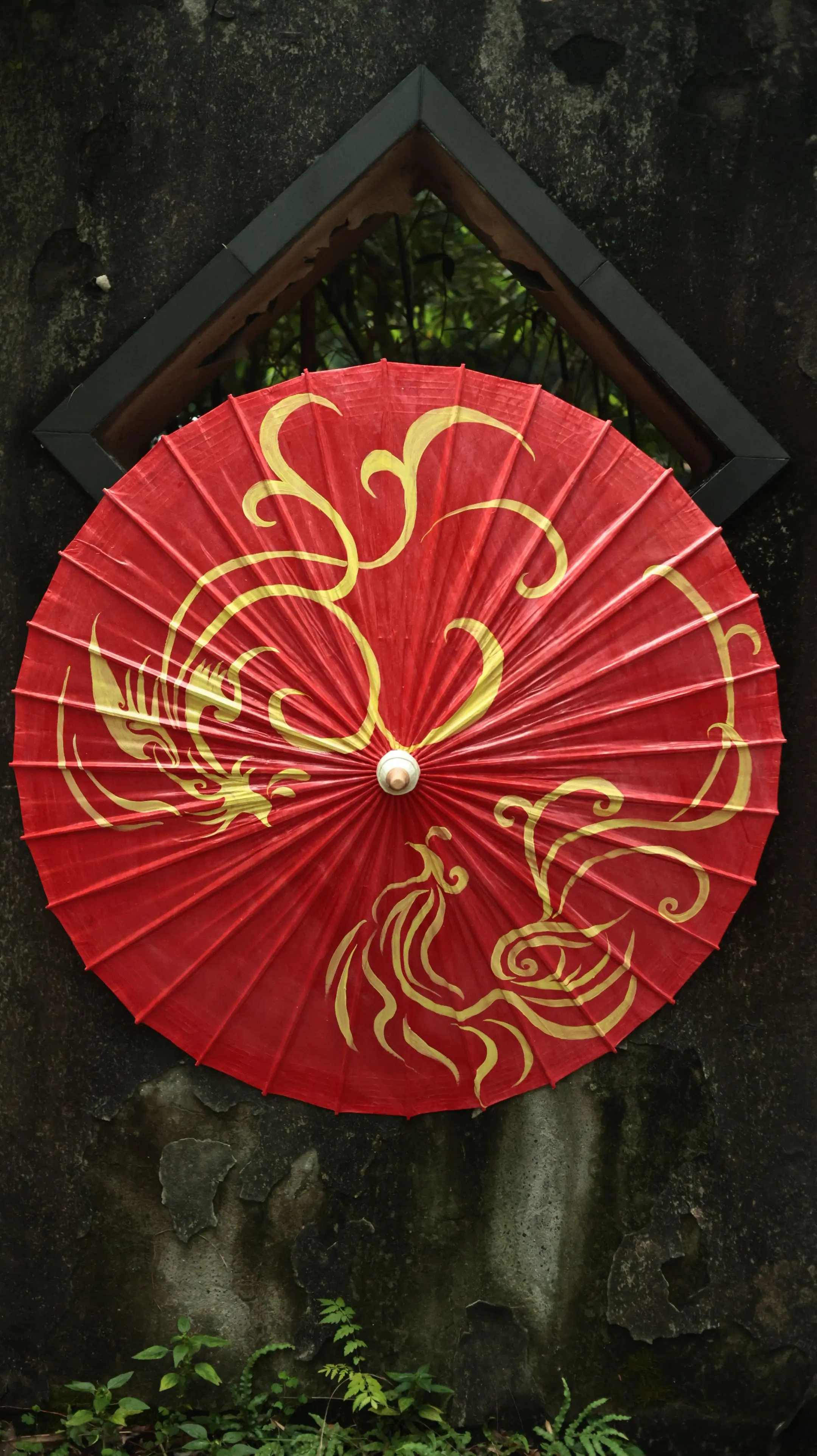 【婚伞】凤凰·油纸伞。凤凰于飞，伞下藏的，是独属于中国人的中式浪漫。朱...