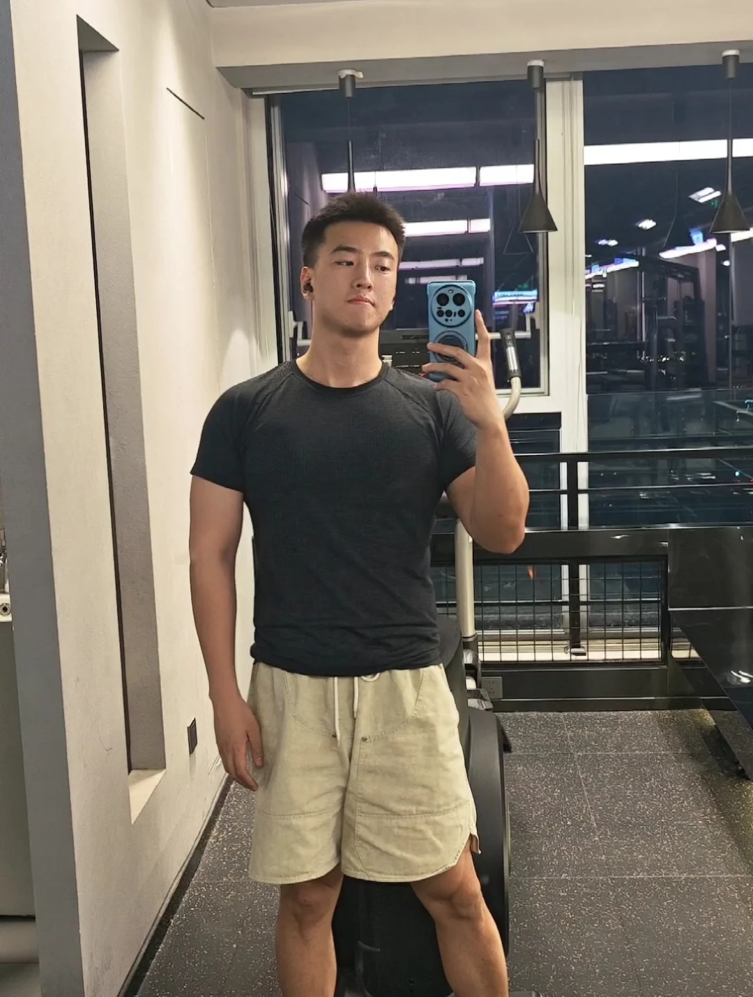 健身房楼下全是人
