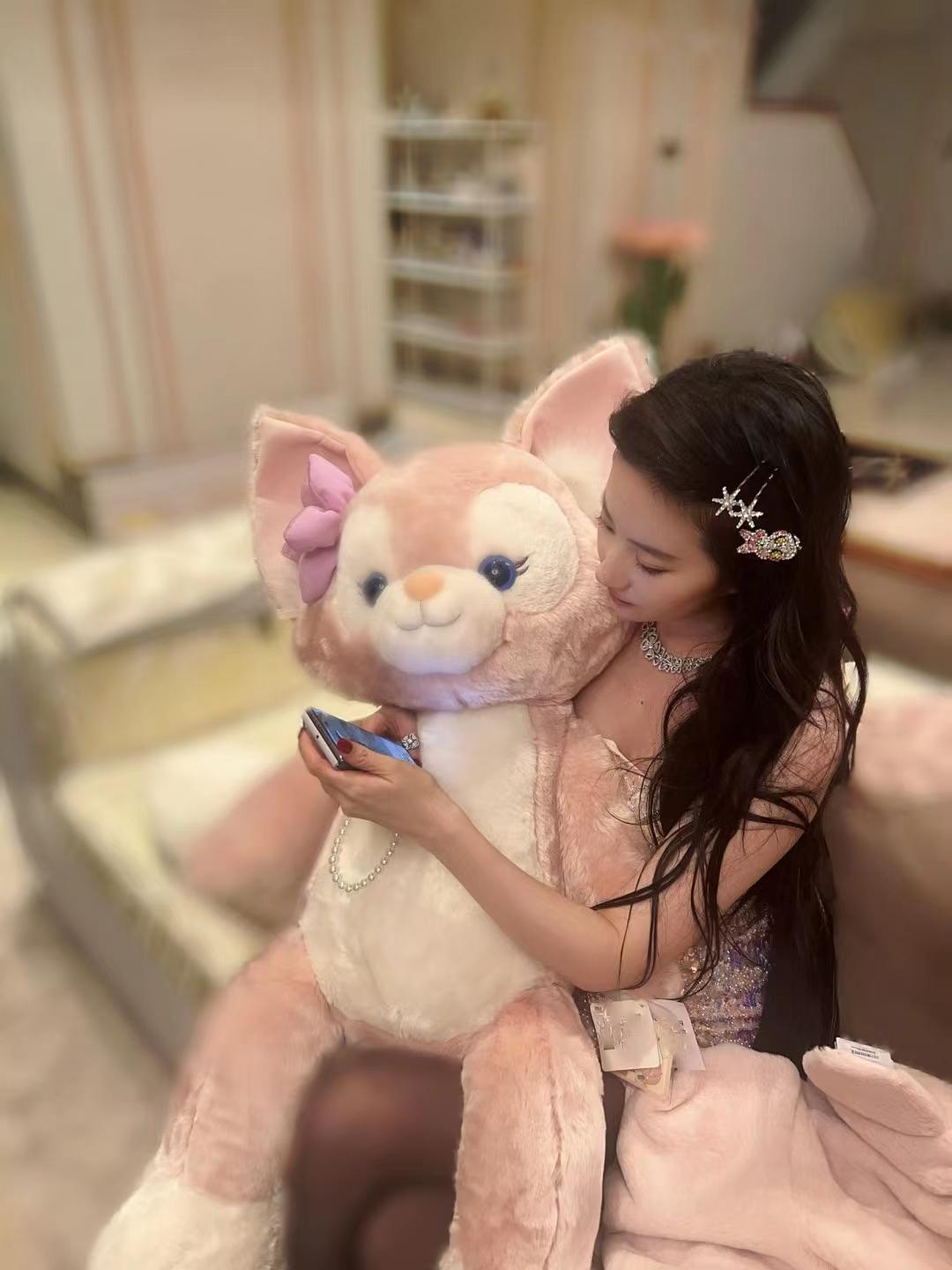 刘亦菲抱大号玲娜贝儿 亦菲下次去迪士尼再抱个超大号哦