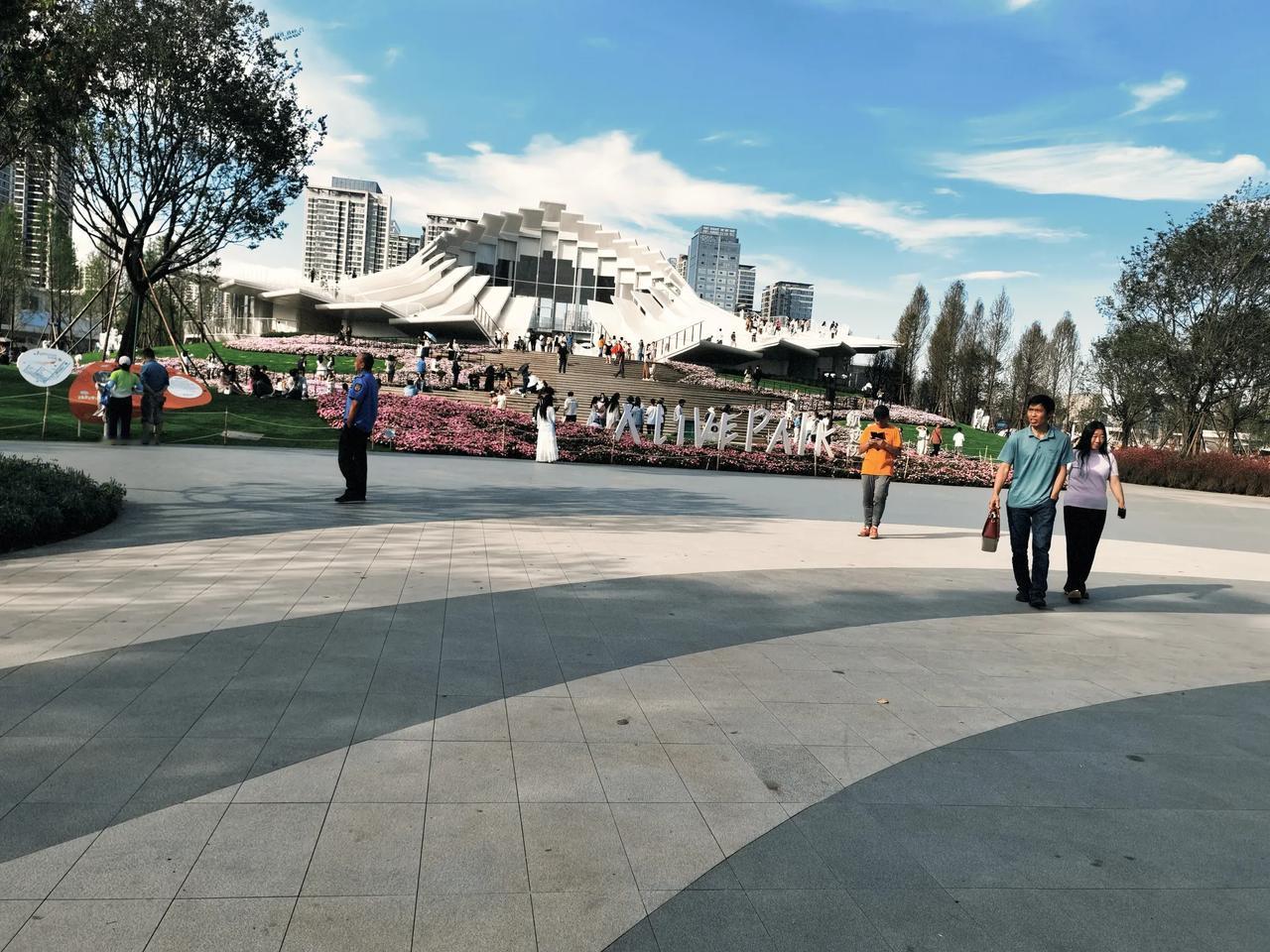 昆明巫家坝中央公园五标段二期的这个标志建筑像个啥呢？反正设计师是有想法的。这个已