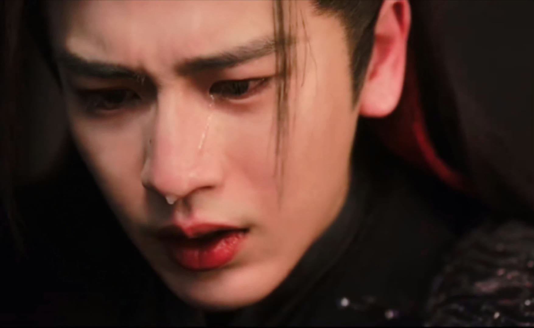 张凌赫泪水悬在鼻尖上那一刻谢征泪水悬在鼻尖上那一刻 张凌赫泪水悬在鼻尖上那一刻 