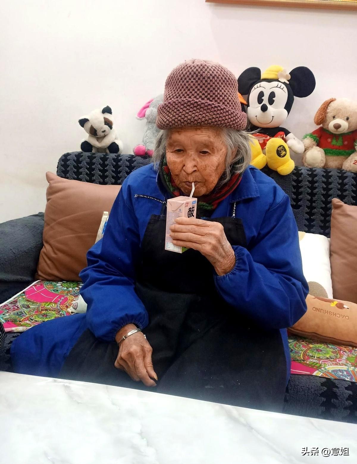 93岁的婆婆搬来我家第一天，我只做对了一件事。
她盯着早餐桌上的纯牛奶，嘴唇抿